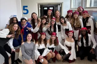 Alumnes de Jesuïtes Bellvitge celebrant el Carnestoltes amb les seves disfresses.