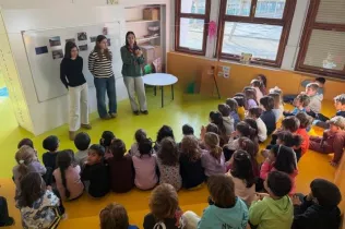 MOPI 5 coneix l'esplai la Plaça de la mà de la directora i monitores de l'esplai