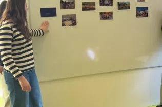 MOPI 5 coneix l'esplai la Plaça de la mà de la directora i monitores de l'esplai