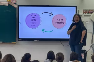 Sessió amb l'alumnat de 4t de la PIN per entendre com la respiració està relacionada amb les emocions.