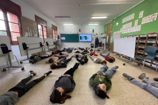 Sessió amb l'alumnat de 4t de la PIN per entendre com la respiració està relacionada amb les emocions.