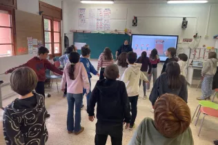 Sessió amb l'alumnat de 4t de la PIN per entendre com la respiració està relacionada amb les emocions.