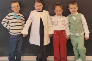 Infants de Jesuïtes Bellvitge celebrant el Carnestoltes amb les seves disfresses.