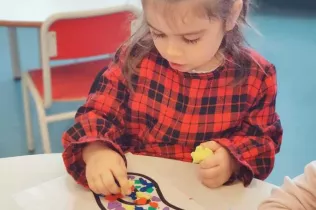 Infants de Jesuïtes Bellvitge celebrant el Carnestoltes amb les seves disfresses.