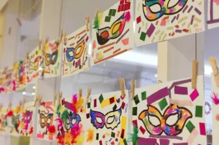 Infants de Jesuïtes Bellvitge celebrant el Carnestoltes amb les seves disfresses.