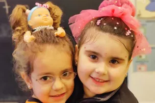 Infants de Jesuïtes Bellvitge celebrant el Carnestoltes amb les seves disfresses.