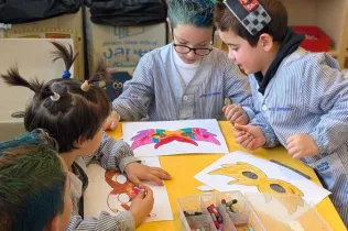 Infants de Jesuïtes Bellvitge celebrant el Carnestoltes amb les seves disfresses.