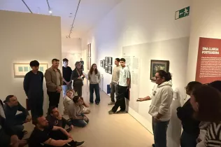 Alumnes de 4t ESO-TQE de l'assignatura Creacions Artístiques en la seva visita al Museu Morera amb usuaris d'Arrels Sant Ignasi