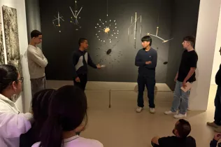 Alumnes de 4t ESO-TQE de l'assignatura Creacions Artístiques en la seva visita al Museu Morera amb usuaris d'Arrels Sant Ignasi