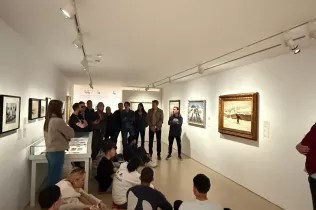 Alumnes de 4t ESO-TQE de l'assignatura Creacions Artístiques en la seva visita al Museu Morera amb usuaris d'Arrels Sant Ignasi