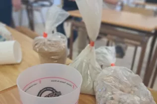 Alumnes de 1r BAT fent formigó per a "El Gran Concurs del Formigó"