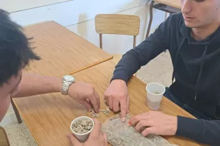 Alumnes de 1r BAT fent formigó per a "El Gran Concurs del Formigó"