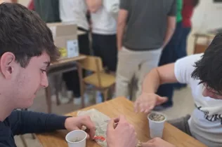 Alumnes de 1r BAT fent formigó per a "El Gran Concurs del Formigó"