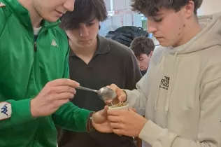 Alumnes de 1r BAT fent formigó per a "El Gran Concurs del Formigó"