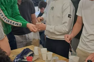 Alumnes de 1r BAT fent formigó per a "El Gran Concurs del Formigó"