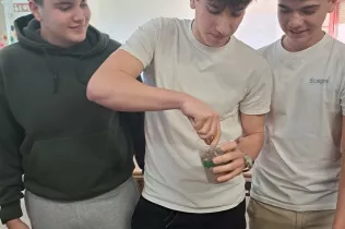 Alumnes de 1r BAT fent formigó per a "El Gran Concurs del Formigó"