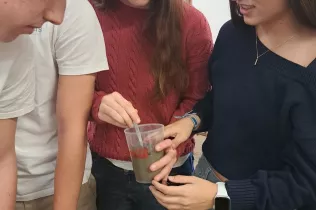 Alumnes de 1r BAT fent formigó per a "El Gran Concurs del Formigó"