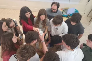 Alumnes de 1r BAT fent formigó per a "El Gran Concurs del Formigó"