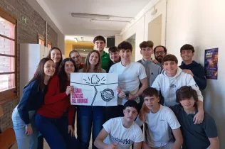 Alumnes de 1r BAT fent formigó per a "El Gran Concurs del Formigó"