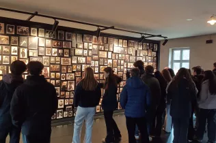 Alumnes de 1r BAT de Jesuïtes Educació participant a l'Experiència Pastoral de Sentit d'Auschwitz