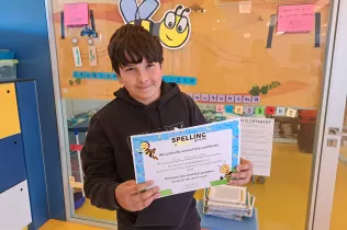 Pau Mambrona guanyador de la Champions Day del Spelling Bee Show 2026