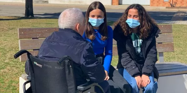 Alumnes de 3r ESO-TQE participant de la col·laboració en una residència d'avis en el marc del Programa d'Acció i Servei