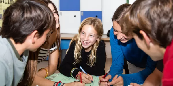 Grup de nens i nenes, alumnes de l'escola de Jesuïtes Sarrià