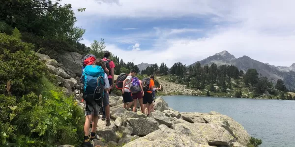 Sortida d'alumnes de Jesuïtes Lleida a un estany