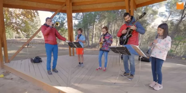 Alumnes de l'Espai Musical del MENOF del Claver fent una audició a l'Aula Natura Pare Ignasi Salat acompanyats dels seus professors