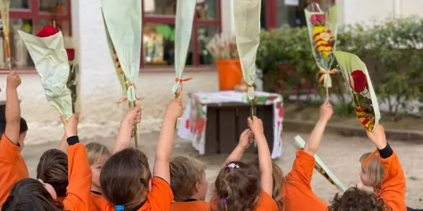 Nens i nenes de P3 amb les seves rosa solidàries en benefici d'Arrels Sant Ignasi