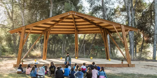 Alumnes de 4t de Primària a l'AUla Natura Pare Ignasi Salat preparats per iniciar una activitat d'un projecte d'aula