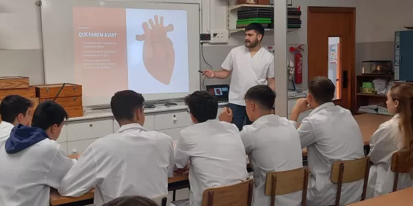 Alumnes de 4t ESO-TQE de la matèria Bojos per la Ciència fent una pràctica sobre el cor amb l'exalumne i estudiant de 4t de medicina Dídac Bellet