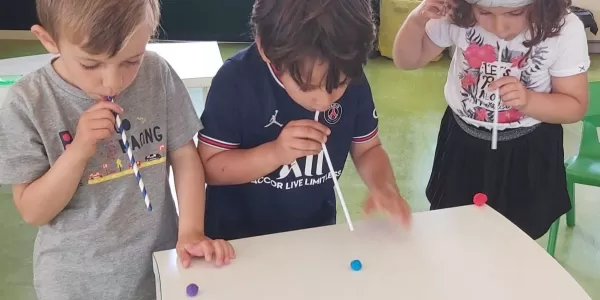 Nens i nenes de P4 fent un experiment d'aire