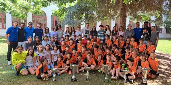 Campions Copa Segrià dels diferents esports i categories, presentant els seus trofeus a la directora de l'escola