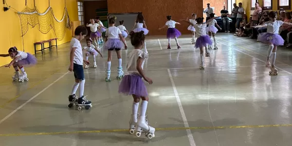 Mostra de patinatge en la festa de cloenda de MENOF del curs 2022-23 de Jesuïtes Lleida Col·legi Claver