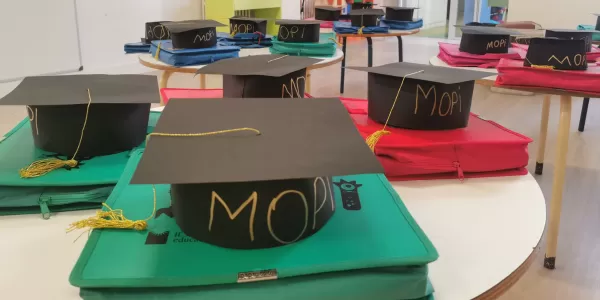 Birrets de l'alumnat de MOPI P5 per celebrar la seva graduació a infantil i el canvi d'etapa a primària
