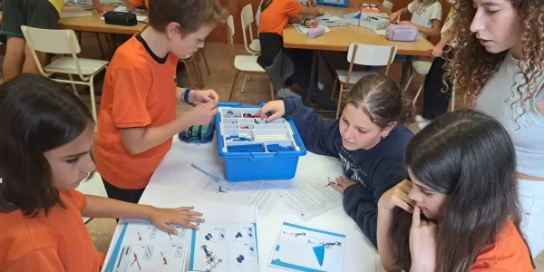 Alumnes de la NEI, de 6è primària i de 2n ESO, treballant col·laborativament per construir una caravel·la amb Lego Education