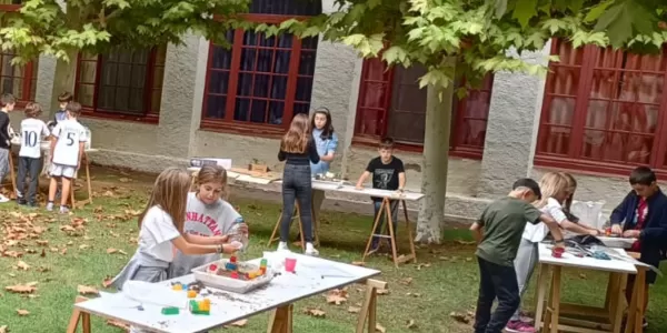 Alumnes de 5è de primària NEI en un dels claustres de l'escola preparant els experiments sobre quatre desastres naturals en el marc del projecte "Salvemos la Tierra"