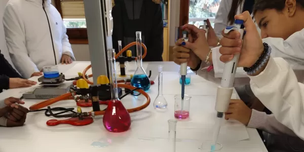 Alumnes de 1r ESO fent experiments al laboratori del Claver