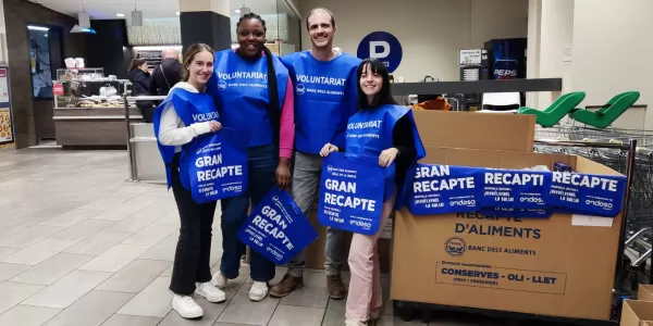 Alumnes de 3r ESO-TQE del Claver acompanyats d'un educador de l'escola, al supermercat Bonpreu de Lleida participant de l'acció de voluntariat del Gran Recapte d'Aliments 2023