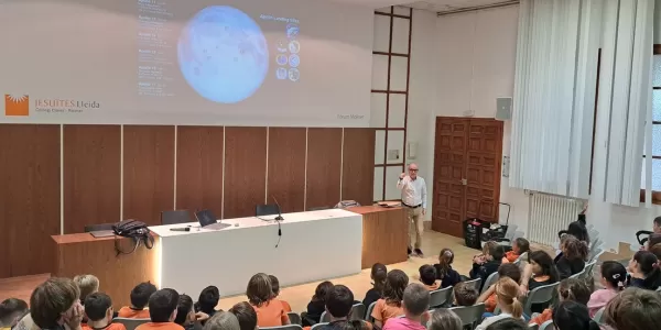 Àlex Riu, pare de l'escola i exalumne, i familiar de Joan Oró, fent una xerrada al Caver per als alumnes de la PIN 3 en el marc de l'Any Oró i com a tancament del projecte de curs "Una Finestra al Cel"