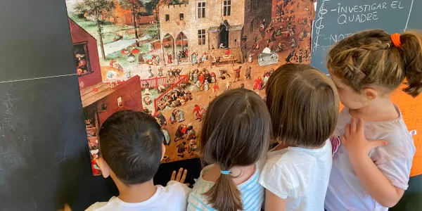 Alumnes de MOPI I4 observant el quadre de "Joc de nens" de Pieter Brueghel