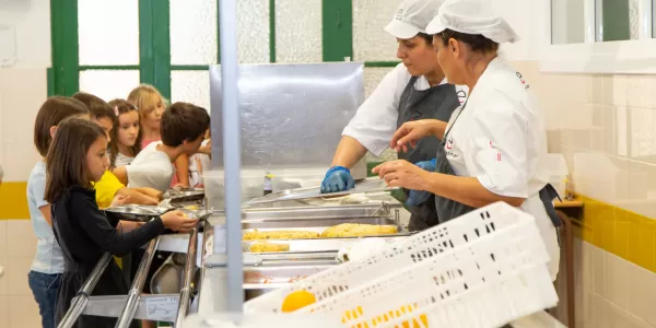 Alumnes de Jesuïtes Lleida a la línia del menjador escolar