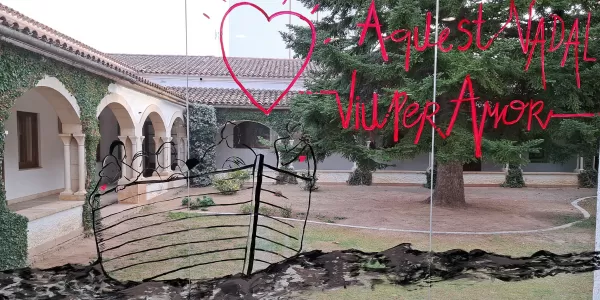 Decoració de l'entrada de l'escola feta per docents de l'escola al vidre de recepció del claustre del Claver