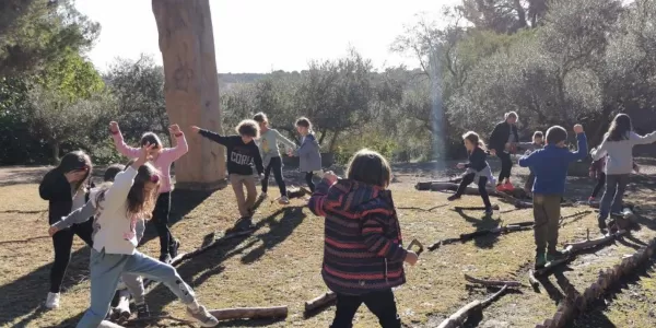 Alumnes de 1r de primària en una sessió de bosc del projecte Claver Ntura al bosc de l'escola