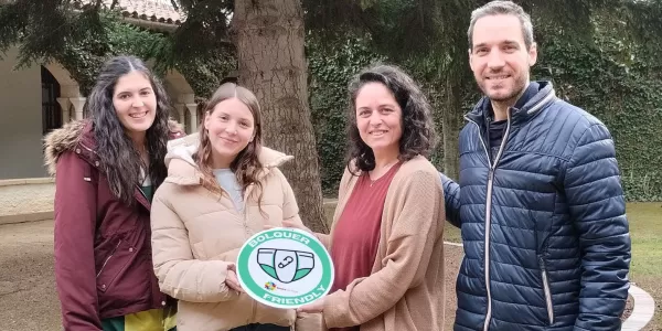 Pau Llover,a dirictor d'infantil i primària de Jesuïtes Lleida, juntament amb mestres de P3, reben de la ma de la representant de Llavors de Vincle el distintiu #BolquerFriendly