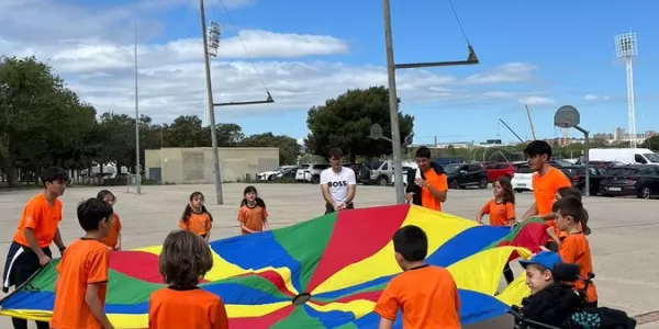 Primària gaudeix d'una matinal especial amb motiu del Dia de l’Educació Física al Carrer 