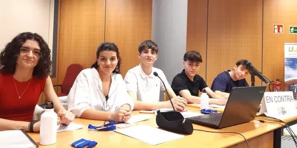 Alumnes de 1r de Batxillerat de Jesuïtes Lleida Col·legi Claver en un dels debats de la fase final de la Lliga de Debat de Secundària de la Xarxa Vives