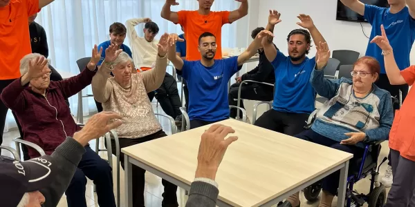 Estudiants d'EAS del Joan XXIII amb la gent gran de la residència Teresa Durán