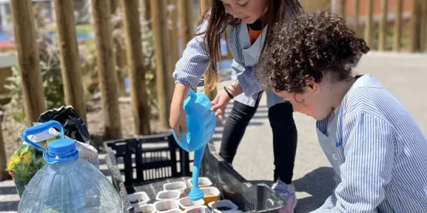 L'alumnat d'infantil del Joan XXXIII planta llavors a l'Espai Migdia